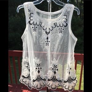 Zulilly Top white with Embroidery